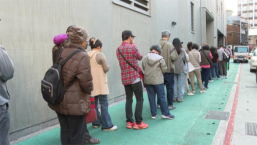 備戰圍爐夜！　南門市場七點湧人潮　排隊100公尺.民眾喊放棄