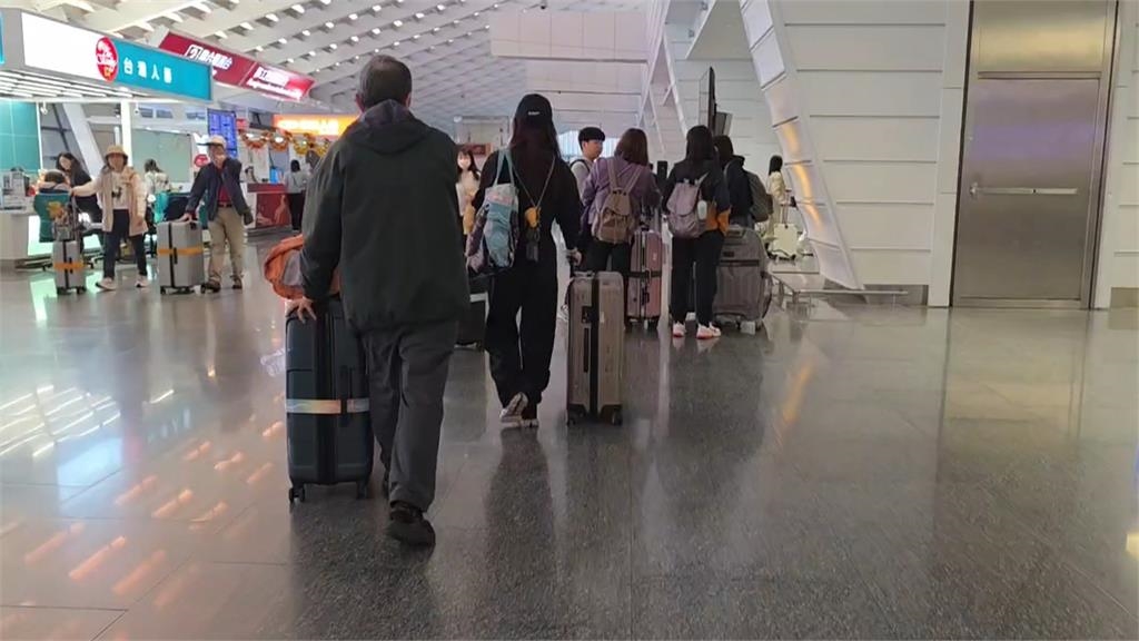 都還沒開櫃! 桃機出境排隊「看嘸盡頭」 旅客:提早近5小時到