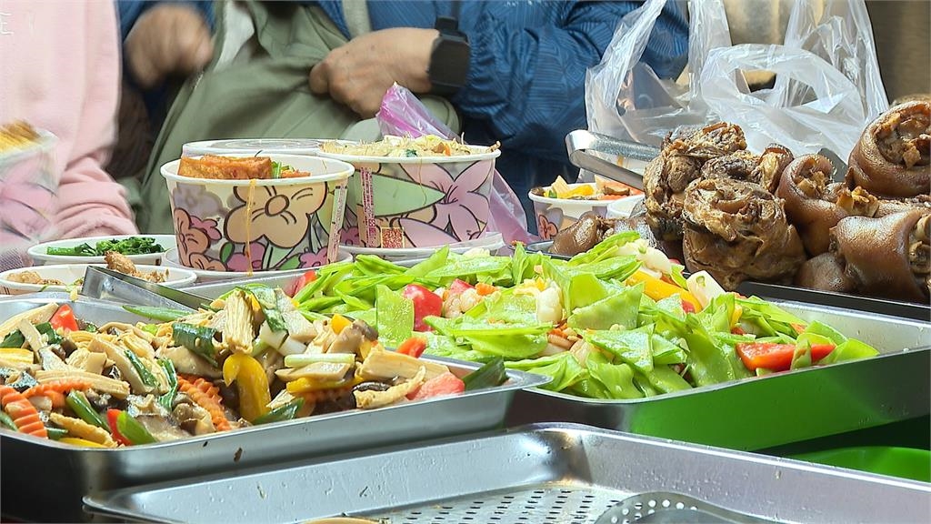 除夕夜圍爐團圓夜！北市東門市場湧人潮