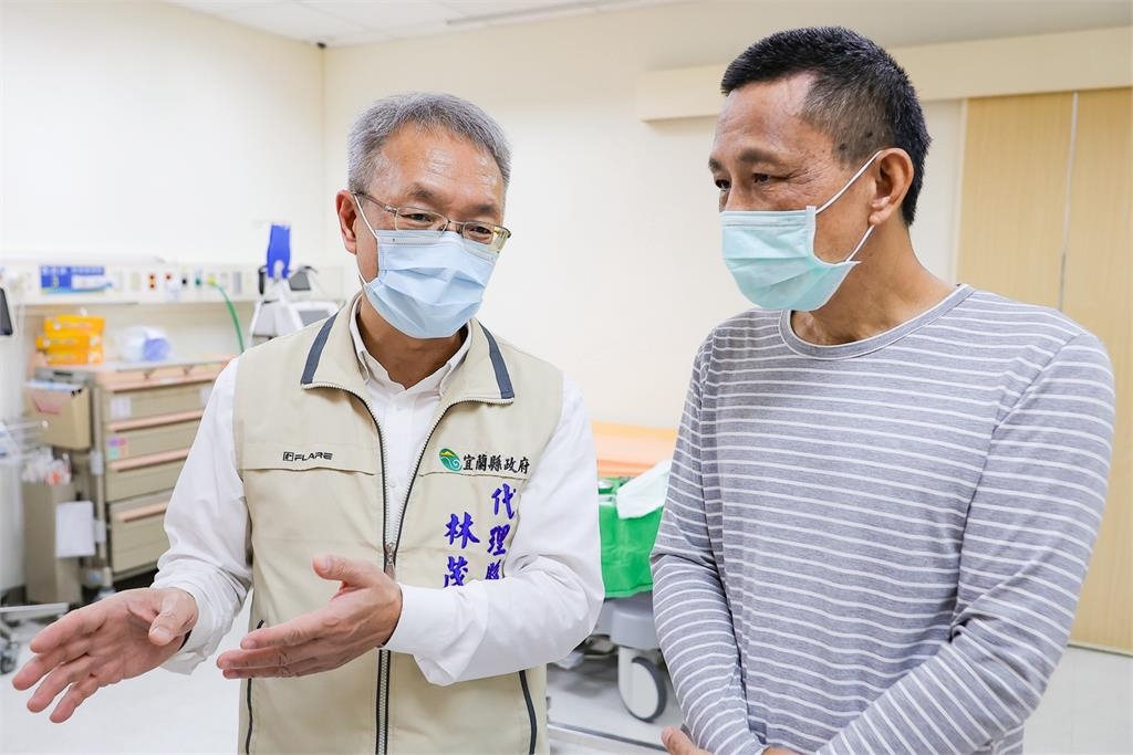 快新聞／抓到了！台中少女除夕宜蘭超商刺人　林茂盛急赴醫院探視傷者