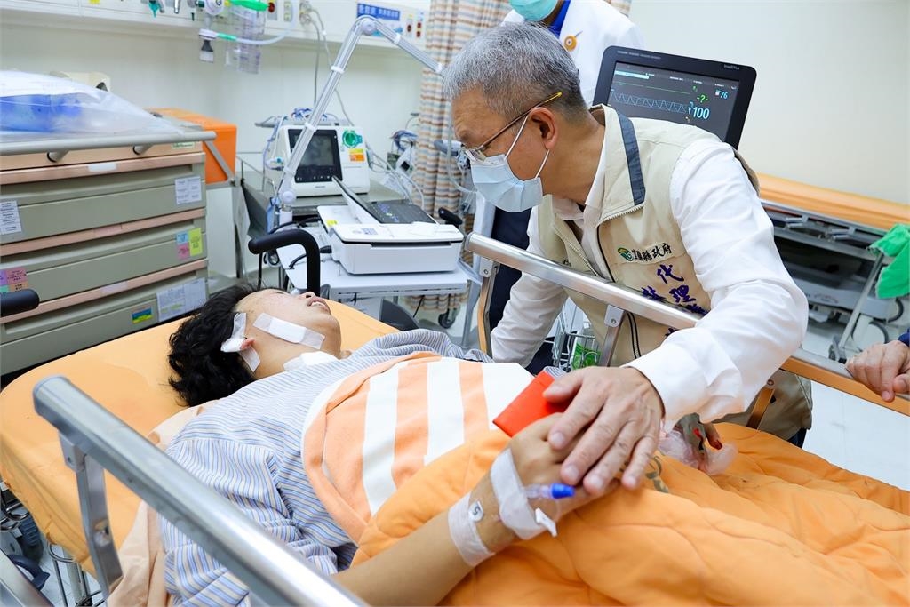 快新聞／抓到了！台中少女除夕宜蘭超商刺人　林茂盛急赴醫院探視傷者