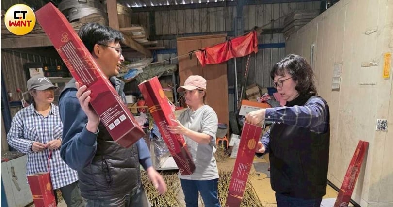 明慶農產運銷合作社理事主席沈明慶（左前）帶領輔導三星鄉花卉產銷班第15班一舉摘下全國「十大績優產銷班」殊榮，在地的三星鄉代會主席陳世玉（右）同感榮耀。（圖／CTWANT攝影組）&nbsp;