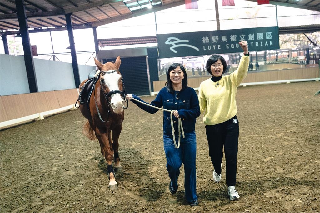 快新聞/歡喜迎馬年!蘇巧慧化身一日馬場照護員 沈伯洋竟成「Q毛本尊」?
