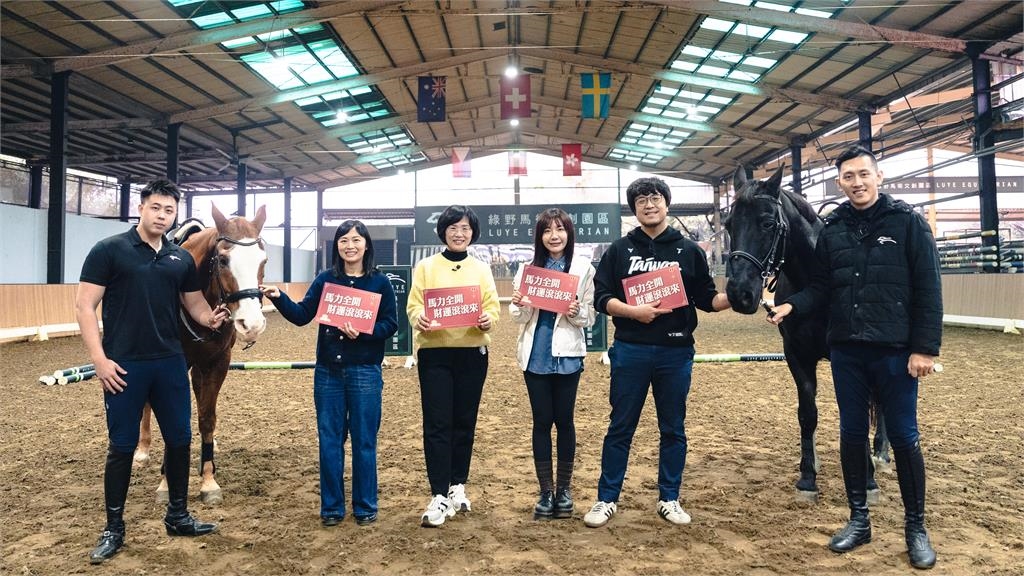 快新聞/歡喜迎馬年!蘇巧慧化身一日馬場照護員 沈伯洋竟成「Q毛本尊」?