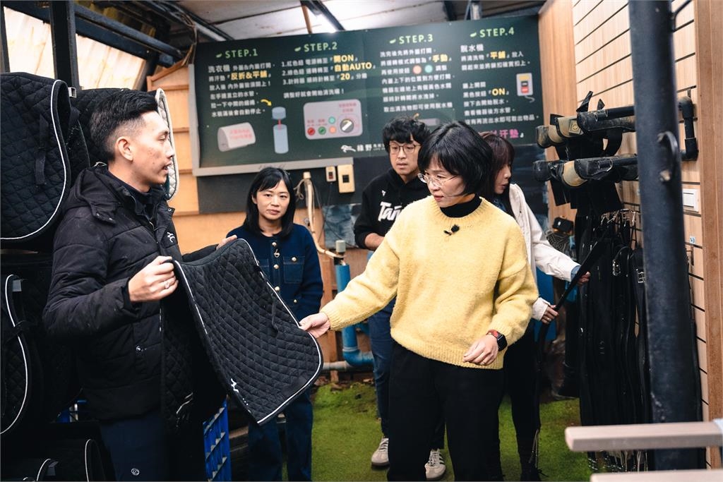 快新聞/歡喜迎馬年!蘇巧慧化身一日馬場照護員 沈伯洋竟成「Q毛本尊」?