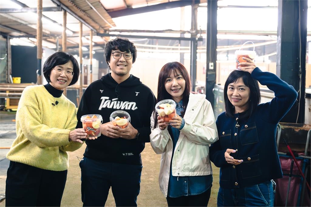 快新聞/歡喜迎馬年!蘇巧慧化身一日馬場照護員 沈伯洋竟成「Q毛本尊」?