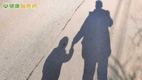 孩子在家問什麼都只回「嗯」?心理師:改用好奇式對話打開關係