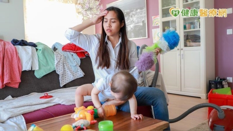 年關將近職場父母壓力爆表　心理師：對孩子隱藏情緒或失控皆不理想