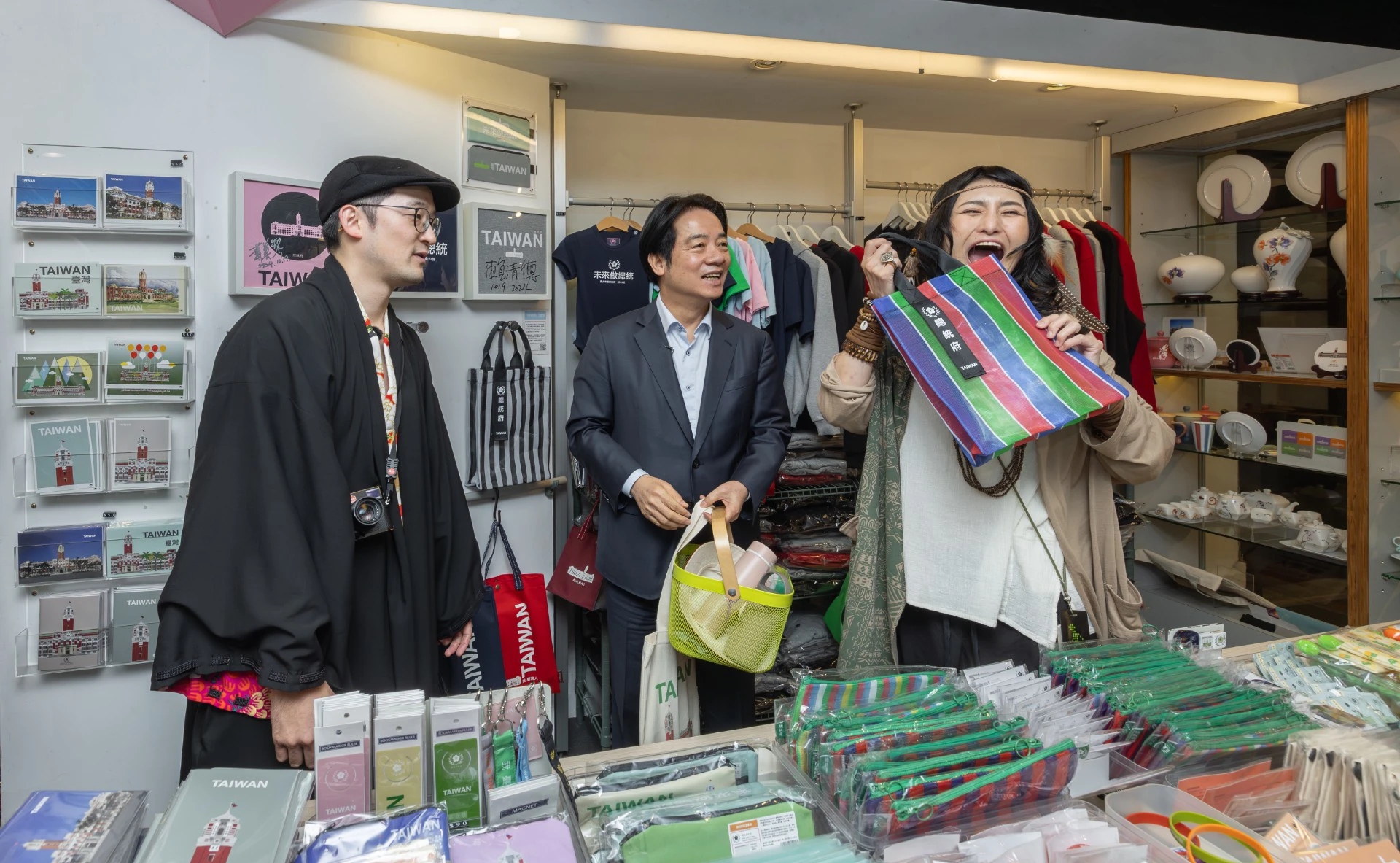 賴清德挑選多樣具台灣特色的紀念品致贈給 Angela。（總統府提供）