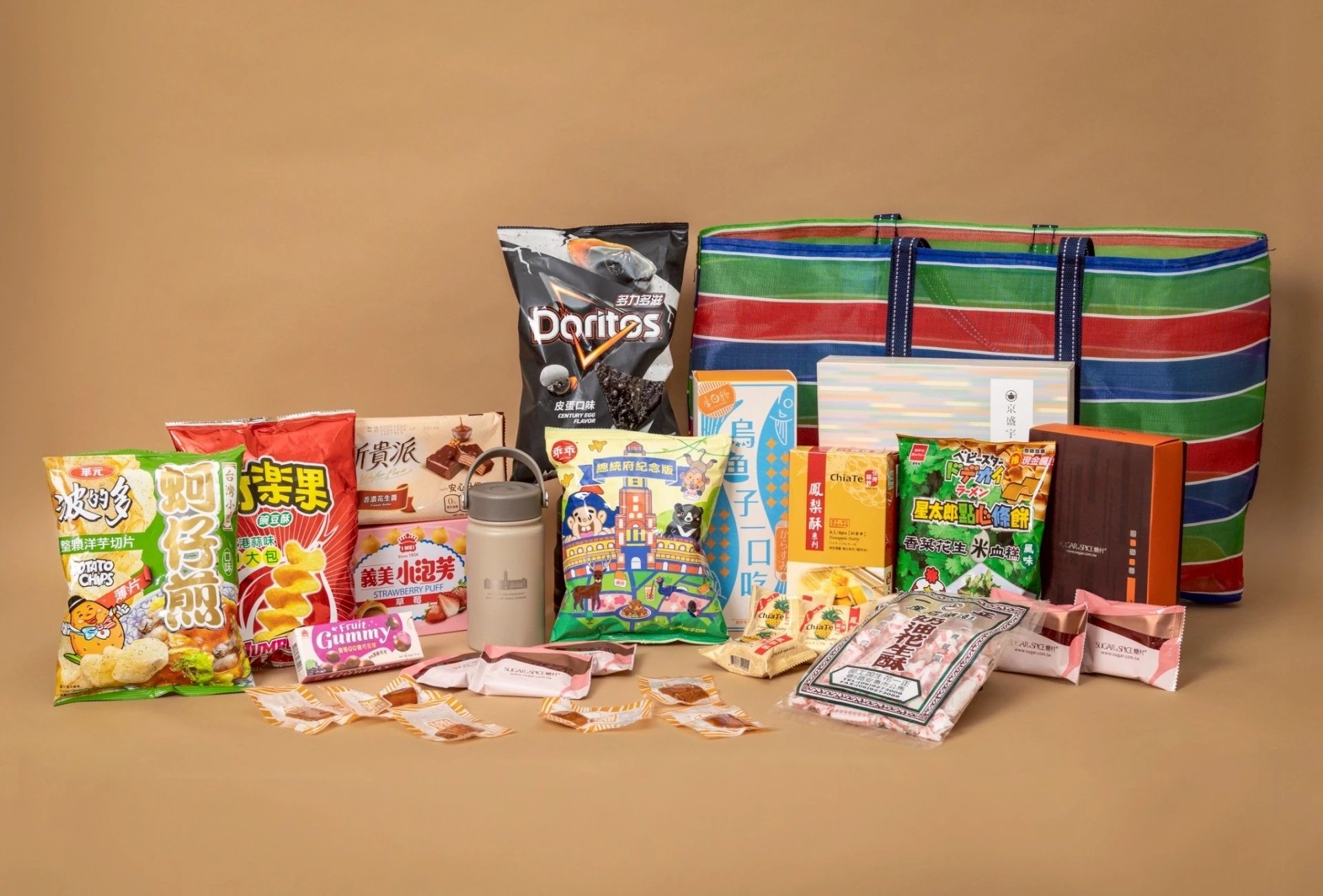 賴清德回贈伴手禮，包括皮蛋口味的餅乾、總統府限定乖乖、鳳梨酥、烏魚子等各式台灣特色零食。（總統府提供）