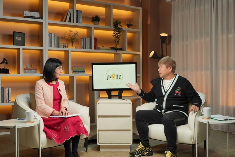 主持人盧燕俐（左）與胡瓜提醒觀眾人生最值得投資的是自己。（圖／華視提供）