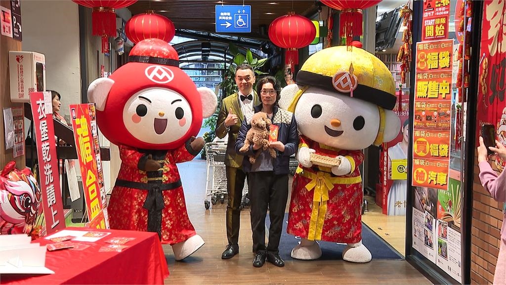 初一百貨好熱鬧!賈永婕打鼓、發紅包袋 民眾搶買福袋抽名車