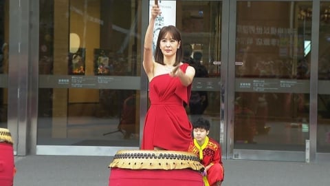 初一百貨好熱鬧！賈永婕打鼓、發紅包袋　民眾搶買福袋抽名車