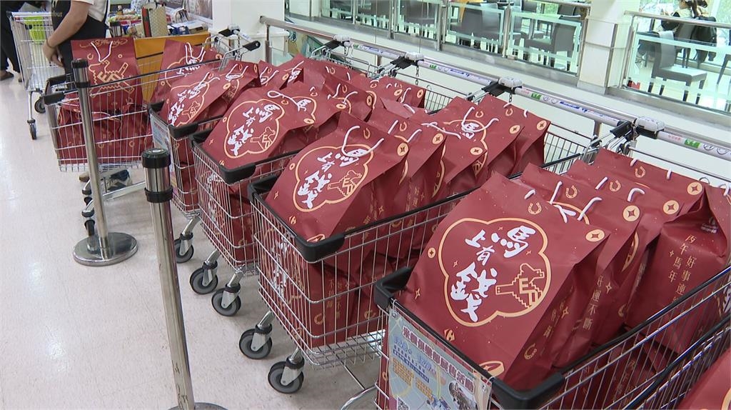 初一搶福袋! 頭獎抽名車.黃金 頭香民眾夜排2天