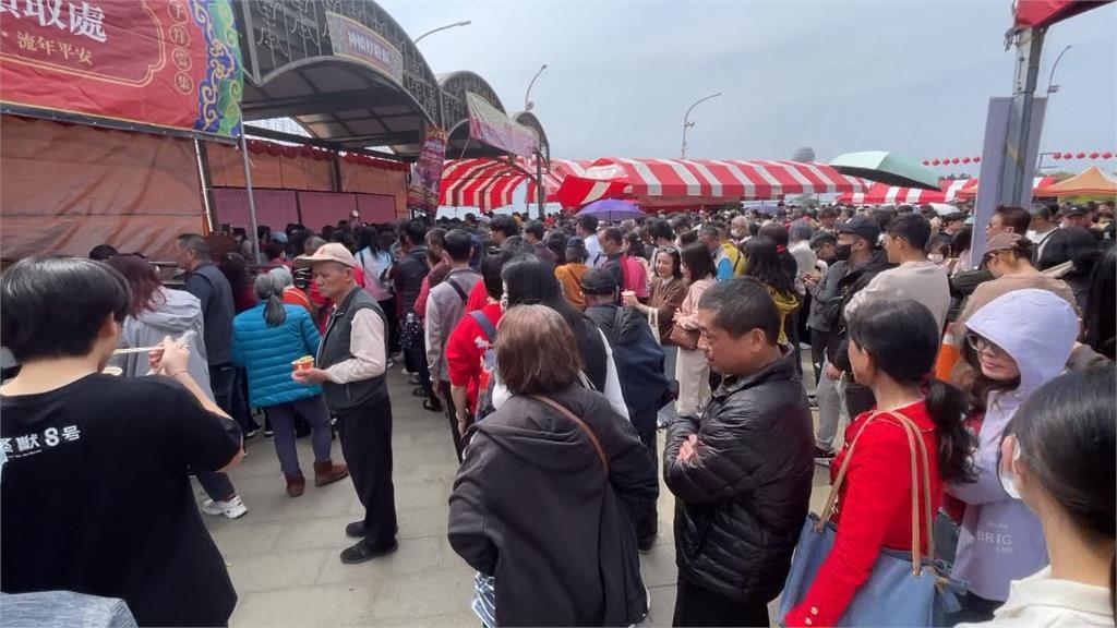 南投受天宮平安餐被攔截　　獼猴搶吃紅蘿蔔「顧目珠」