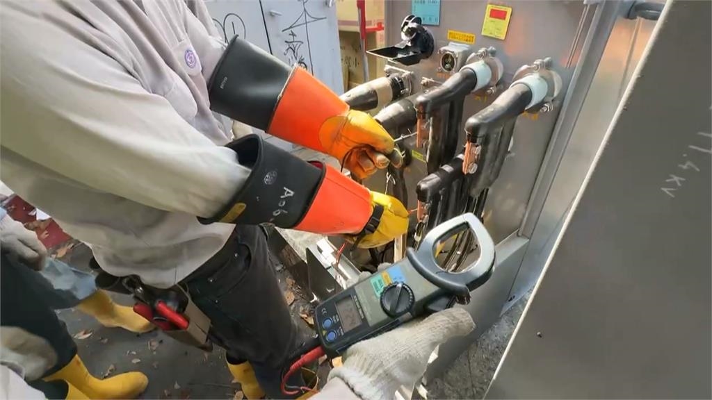 內埔年街市集"除夕夜跳電" 民眾摸黑逛"無燈年街"