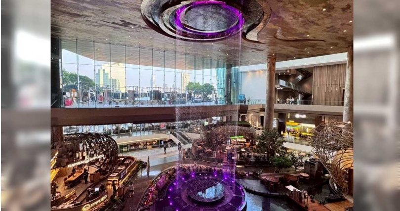 ICONSIAM暹羅天地斥資超過540億泰銖打造，並將泰國最具特色的水上市場搬進購物中心裡，奢華裝潢相當適合拍照打卡，是曼谷必去的熱門景點。（圖／五福旅遊提供）&nbsp;