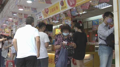 刮刮樂「號碼槓龜」客人丟路邊！店家見「1玄機浮現」搖頭了：錯失30倍獎金