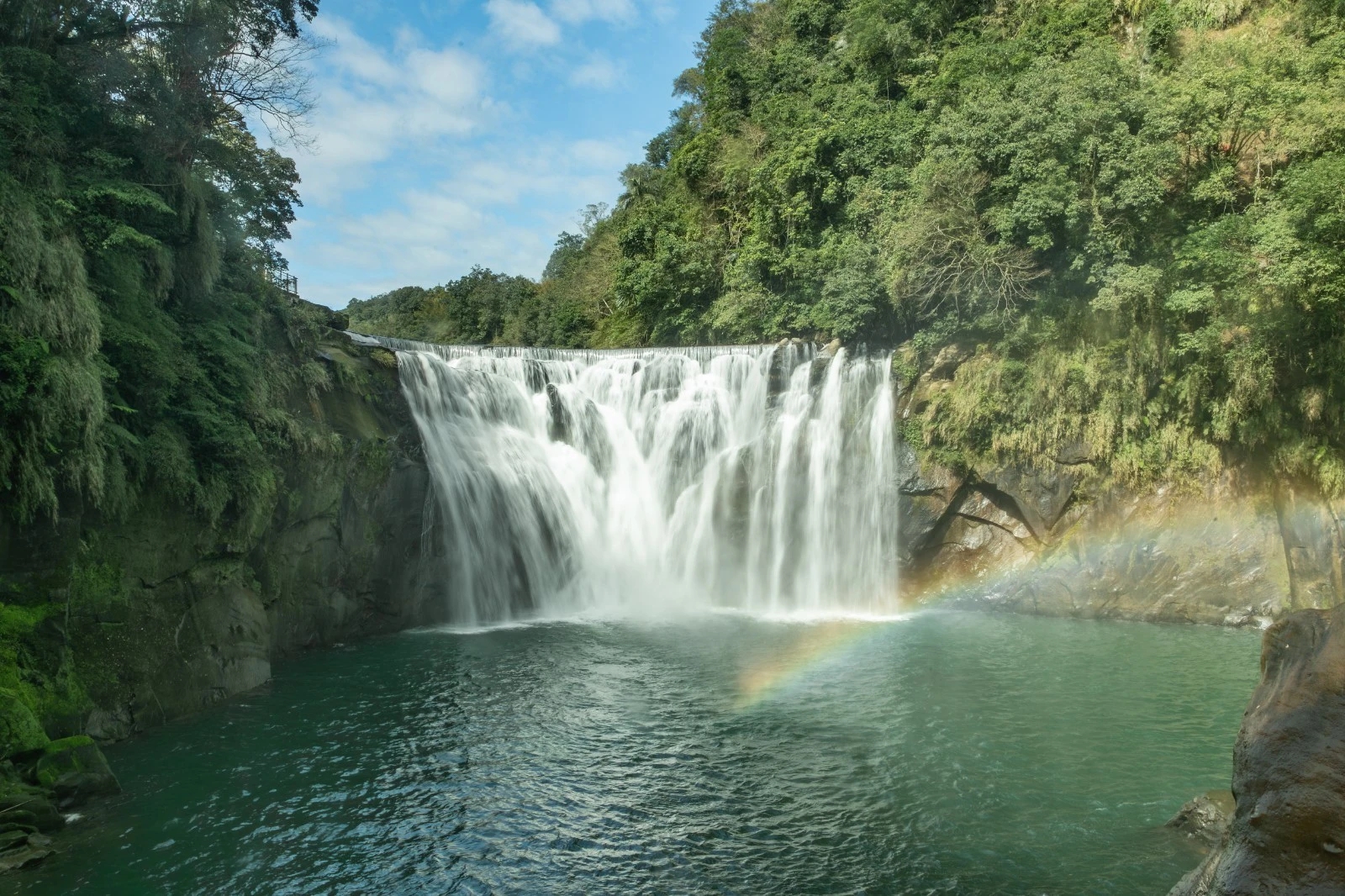 十分瀑布屬於幕簾式瀑布，與尼加拉瓜瀑布相似，所以有「台灣尼加拉瓜瀑布」之稱。（王侑聖攝）
