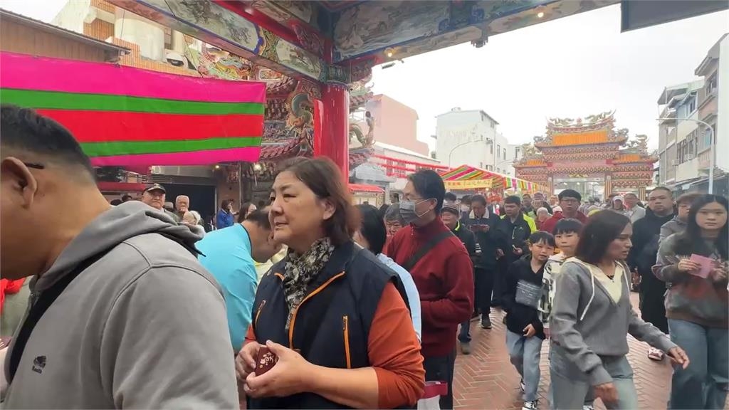 年味滿滿！大年初一花蓮香火鼎盛　民眾搶拿限定馬年福幣