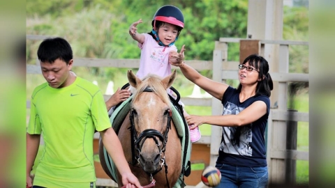 罕見疾病新希望!動物療癒身心 「馬術治療」功效多