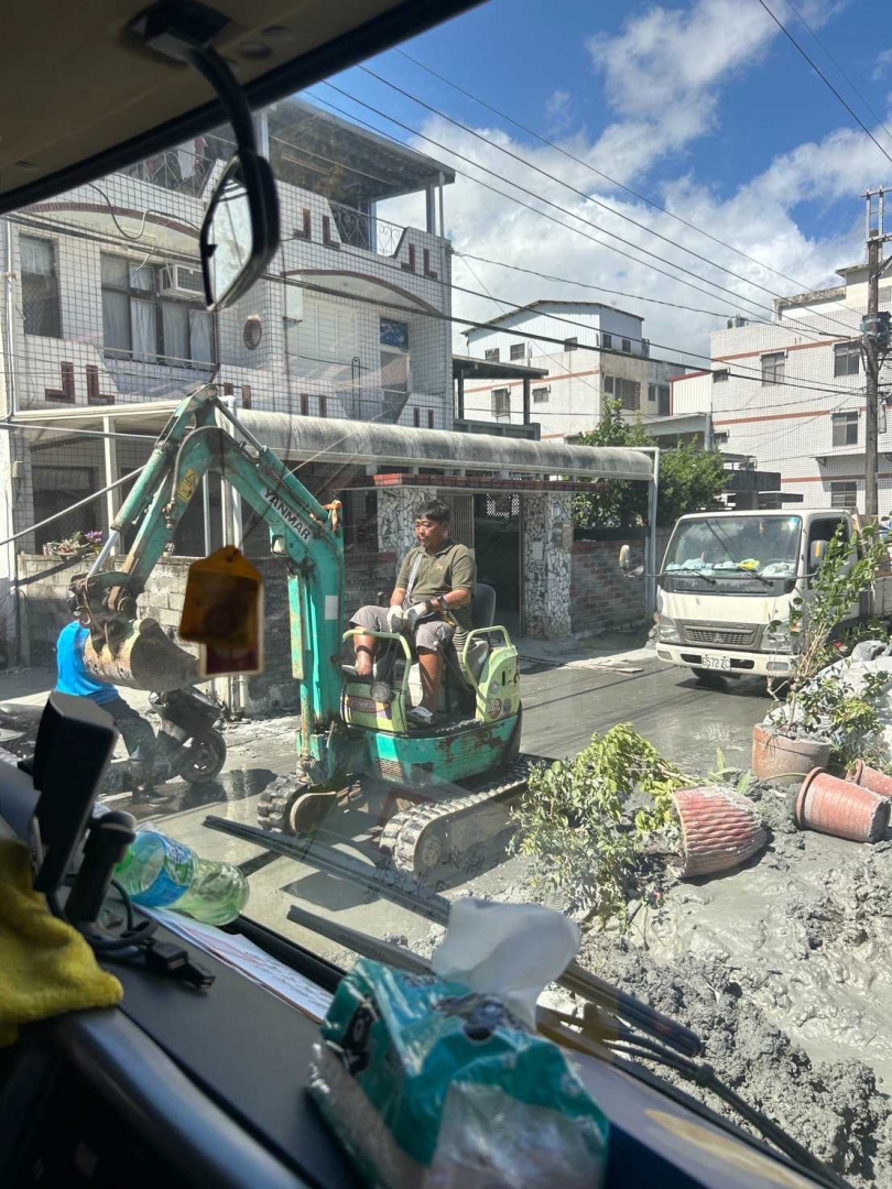 桃園挖土機行老闆林鴻森在花蓮光復鄉洪災時毅然前往救災,卻因腳部受傷而引發敗血症身亡,其義舉讓他被尊稱為「挖土機超人」,並入祀忠烈祠受後人景仰。(圖/家屬提供)