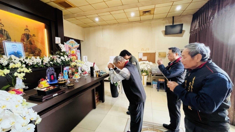 高雄市新興分局前金分駐所張姓巡佐為警職奉獻一生，卻為了抓捕車手撞上違停車輛身亡，留給家人和親友無限哀思，警專校友總會也在第一時間前往致意。（圖／警專校友總會提供）