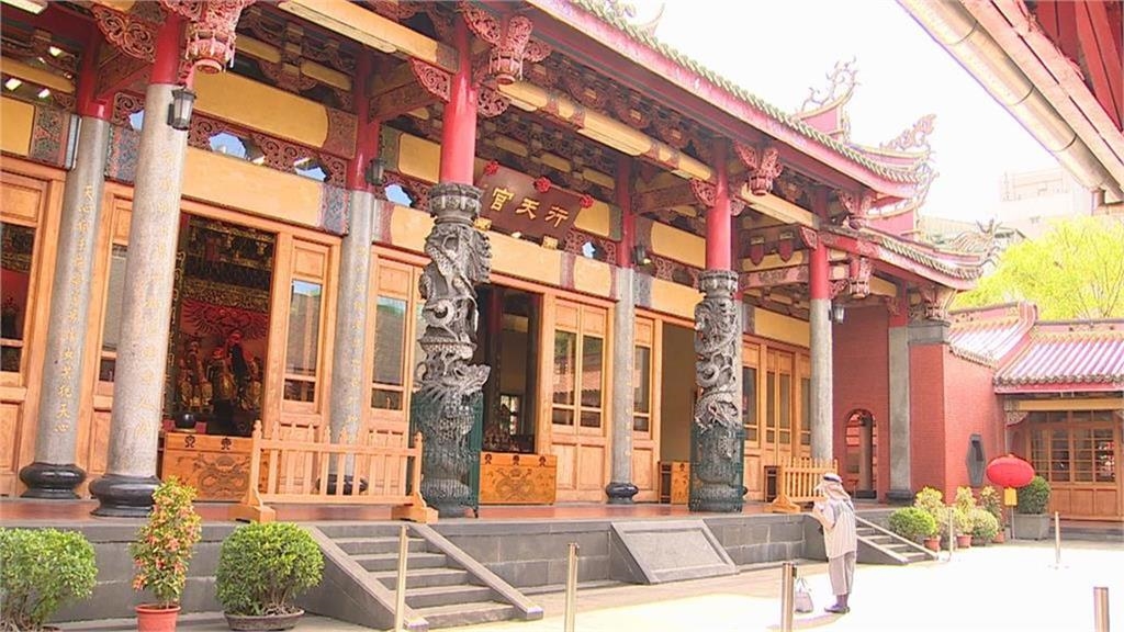 過年拜廟進錯門「衝撞神明」恐沖煞 命理師親揭「3大忌」:插完香別亂拔!