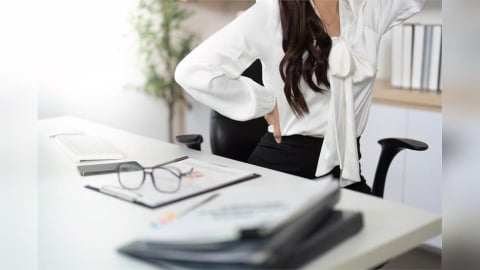 過年熬夜、追劇當心「上交叉症候群」找上門 中醫提「3穴位」按摩助緩解