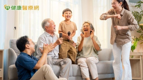 過年當心「多巴胺陷阱」！長輩沉迷短影音恐傷身 醫傳授互動三心法