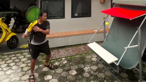 網球(影)／運動科學正夯？印尼網球「土法煉鋼」在家獨自升級媲美自動發球機