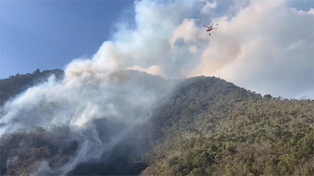 新春南投埔里火燒山　直升機分梯次取潭水滅火