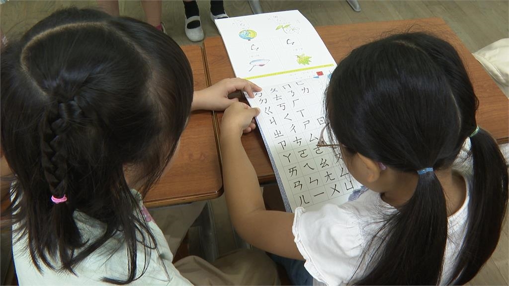 穿日式制服讀注音課本　一窺日本大阪中華學校