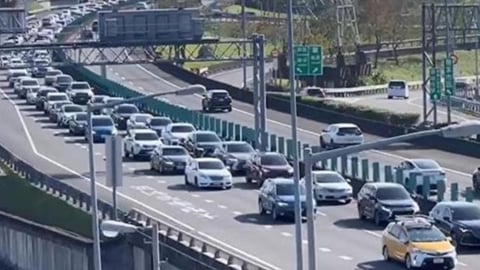 沒駕照又狂碎念、指揮！他「用1招」耳根秒清淨…網一看笑翻：姑婆晚安