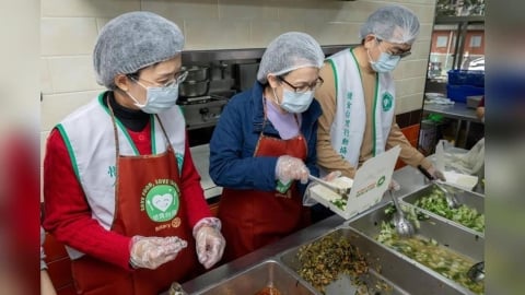 年節送暖！蕭美琴、蘇巧慧做公益　惜食廚房擔任一日志工