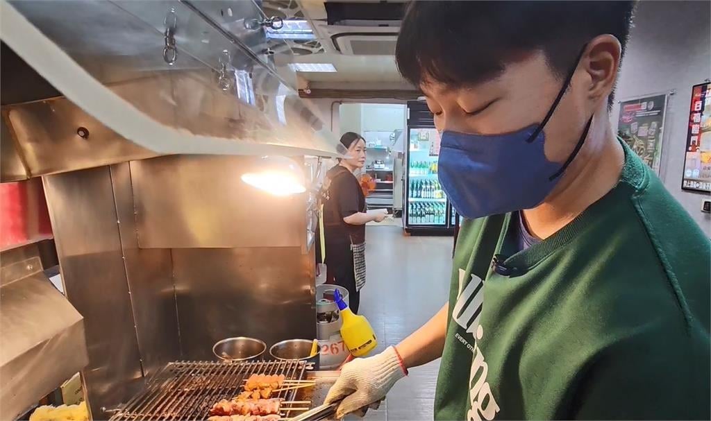 這一雙手不簡單！　燒烤職人白天變身「網球高手」