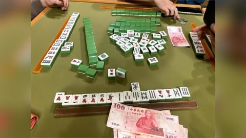 過年打牌久坐小心腰痠背痛!3個常見成因、6大預防方式,醫師一次解析!