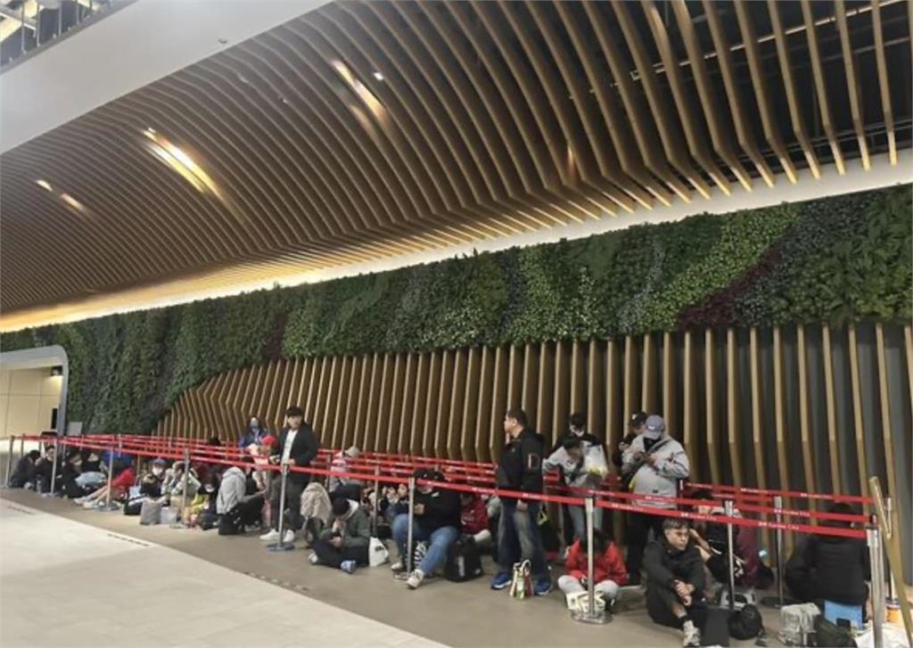 經典賽(影)／這畫面太神！「王葛格與小小郭」場上傳接球！網讚：台灣隊的左右護法