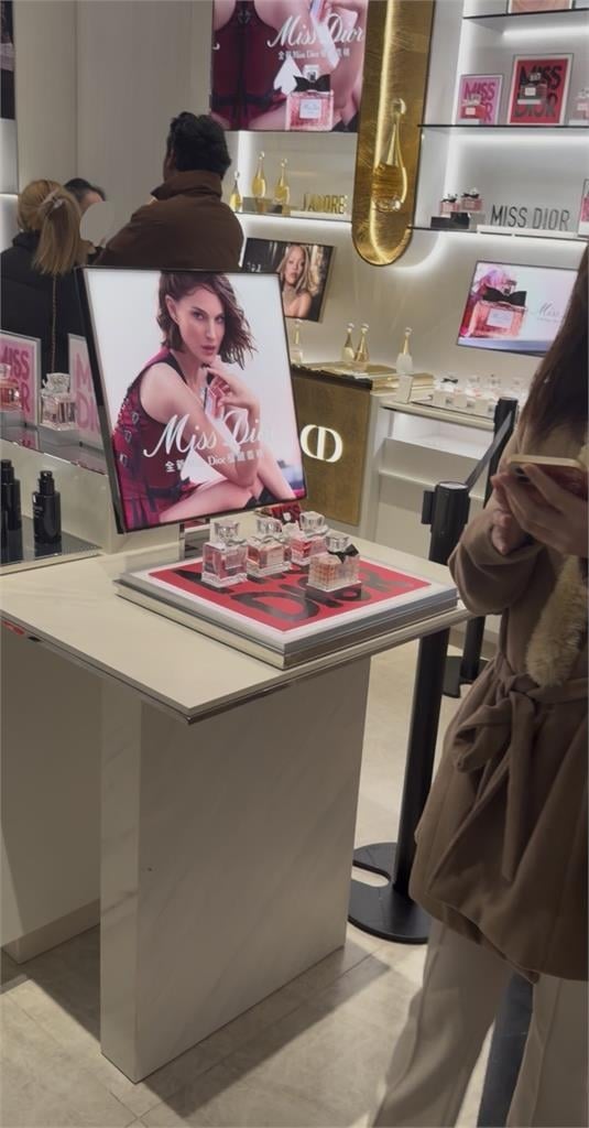 台北101專櫃又爆爭議！男客控遭酸「帶不同女伴」賈永婕現身回應：將慎重處理