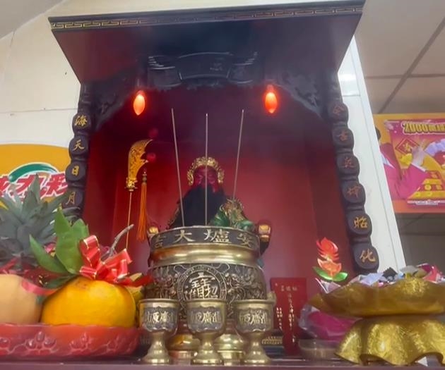 拜完關公就中大獎! 鹿港青年"刮出百萬" 當場跪謝神明