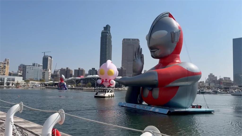 高雄Q版初代航行展演試飛　同框15米初代、迪卡場面壯觀