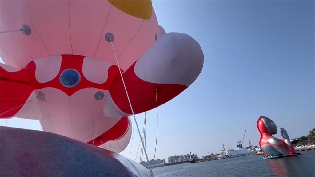 高雄Q版初代航行展演試飛　同框15米初代、迪卡場面壯觀