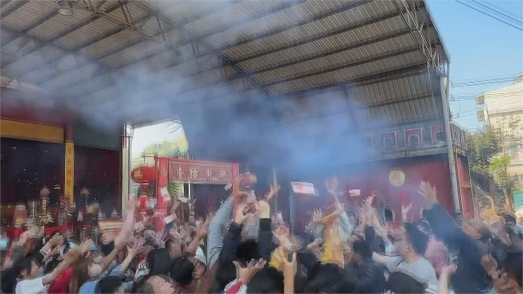 天降現金！高雄財神廟空中灑現金 嘉義奉天宮國運「中上籤」