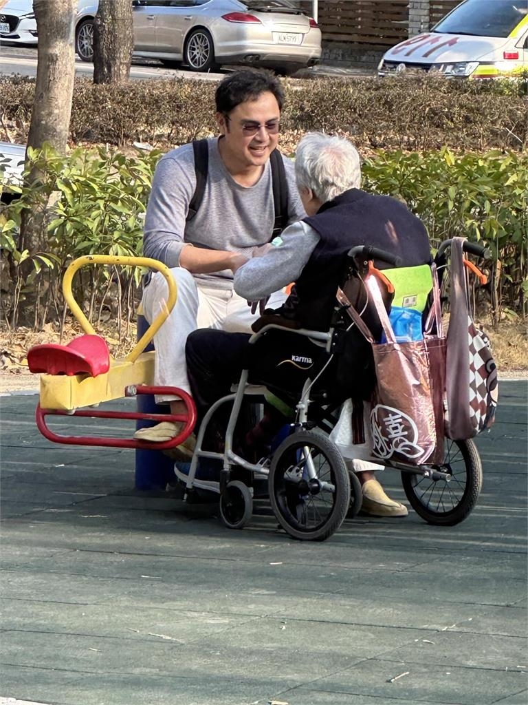 明道返台過年被拍「公園陪中風母」畫面曝光!百萬網淚目:真的很孝順