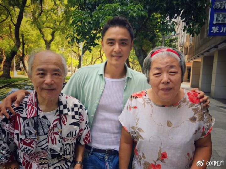 明道返台過年被拍「公園陪中風母」畫面曝光!百萬網淚目:真的很孝順