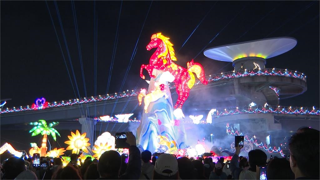 2026新北燈會試營運! 360度「紅寶馬主燈」超萌 還有國際級IP「線條小狗」