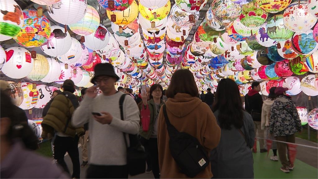 2026新北燈會試營運! 360度「紅寶馬主燈」超萌 還有國際級IP「線條小狗」