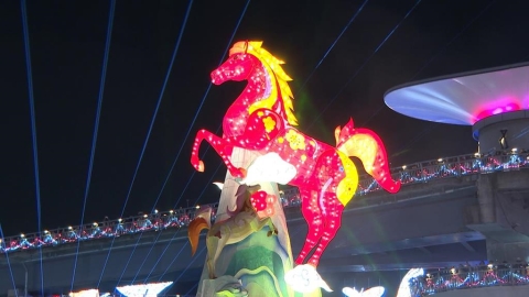 2026新北燈會試營運！　360度「紅寶馬主燈」超萌　還有國際級IP「線條小狗」