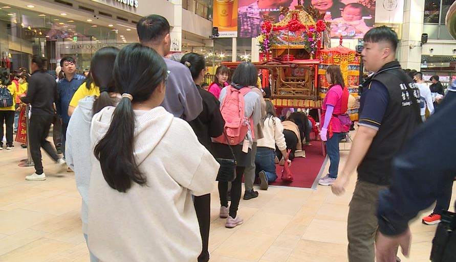 新年奇景！旱溪媽賜福百貨業績長紅　「眾生平安」大庄媽竟搭摩天輪賜福