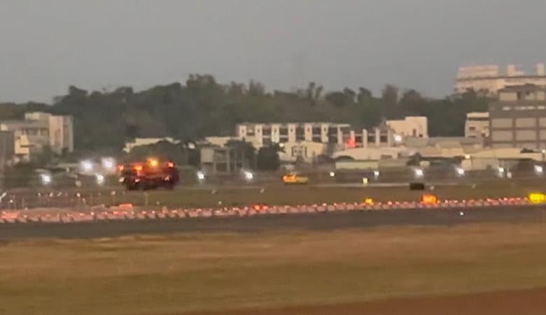 快新聞／松山飛新加坡商務包機疑漏油「緊急轉降高雄」　消防車緊跟驚險畫面曝光了